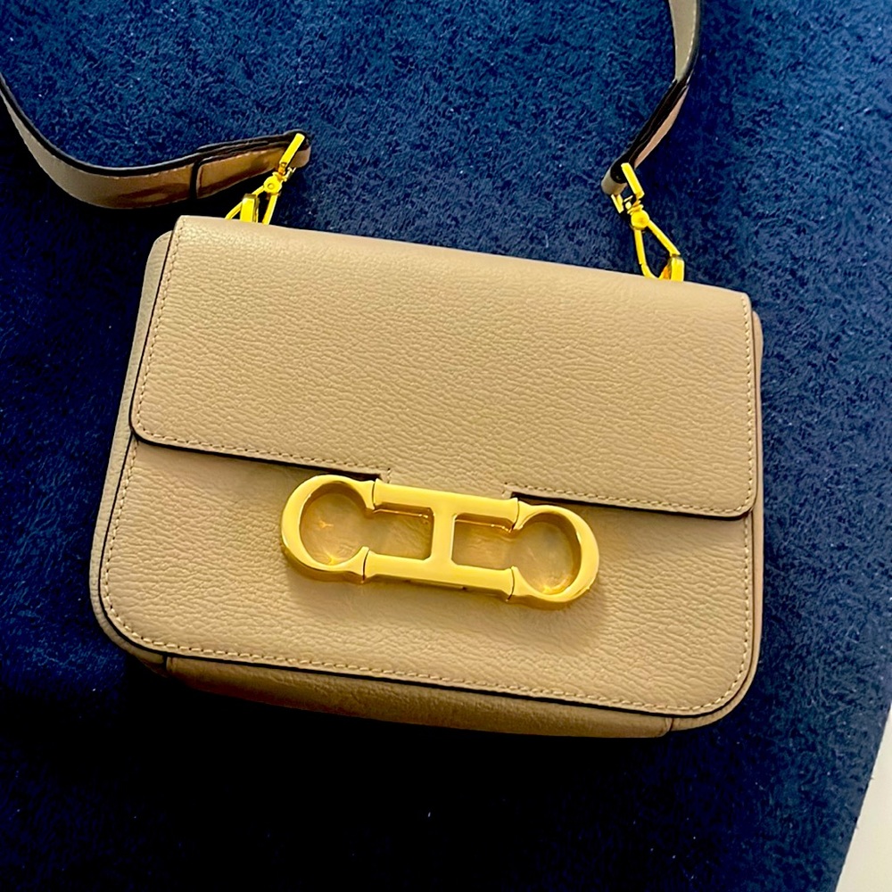 Carolina Herrera crossbody bag. Beige.